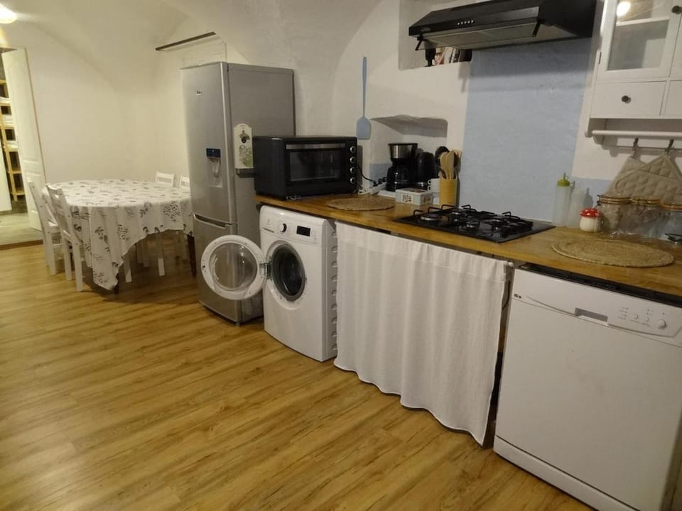 Kitchen or kitchenette, oven, stove, washing machine