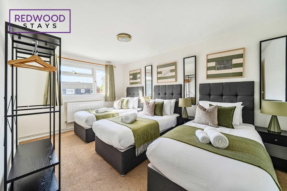 Spacious 3-Bedroom Home Near Frimley Park Hospital by Redwood Stays House in Camberley