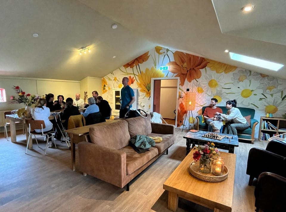 Living room, Food and drinks, Seating area