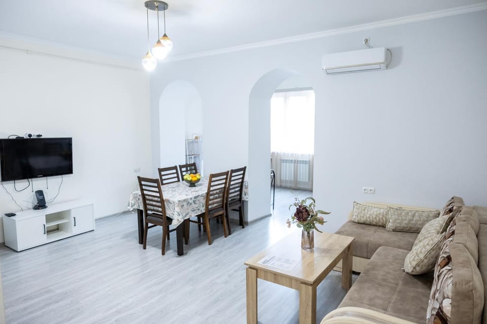 TV and multimedia, Living room, Seating area, Dining area, air conditioner