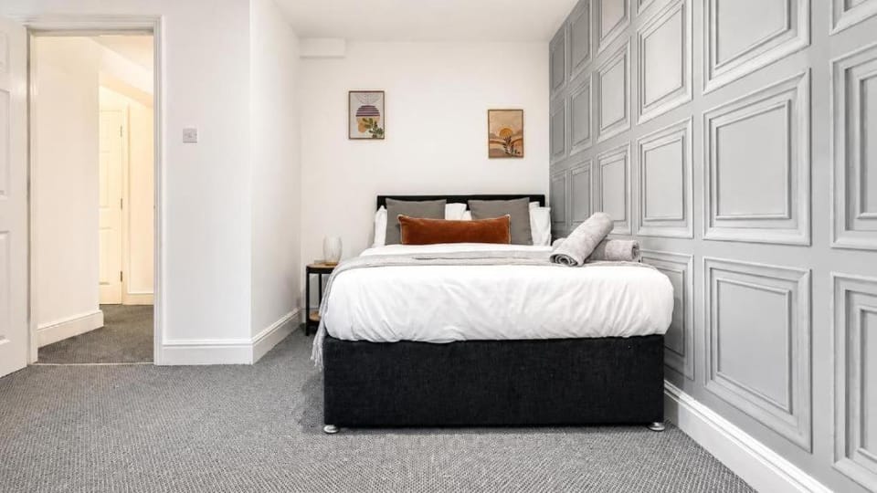 Spacious 7-Bed House in Gloucester by MCPI Hosting, Ideal for Contractors & Groups with Private Parking & WiFi House in Gloucester