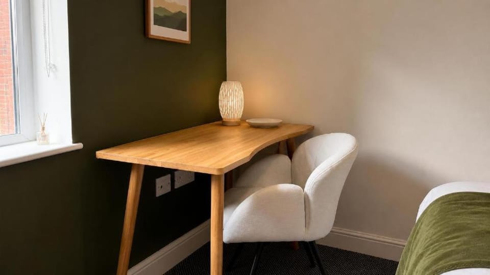 Spacious 7-Bed House in Gloucester by MCPI Hosting, Ideal for Contractors & Groups with Private Parking & WiFi House in Gloucester