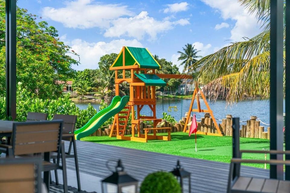 10 Min to Hard Rock - Lakefront - Pool & Jacuzzi L42 House in Miami Gardens