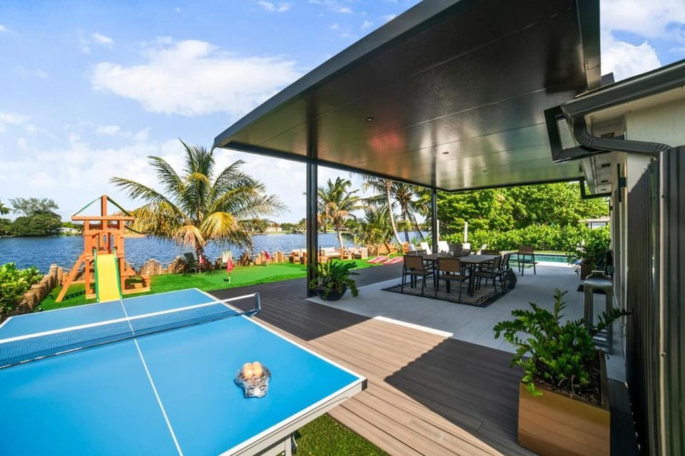 10 Min to Hard Rock - Lakefront - Pool & Jacuzzi L42 House in Miami Gardens