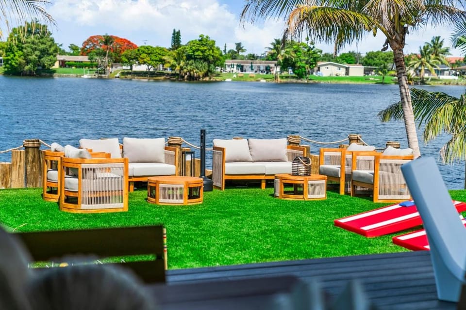10 Min to Hard Rock - Lakefront - Pool & Jacuzzi L42 House in Miami Gardens