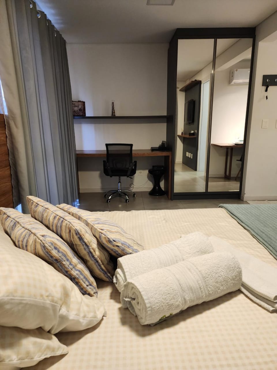 Photo of the whole room, Seating area, towels