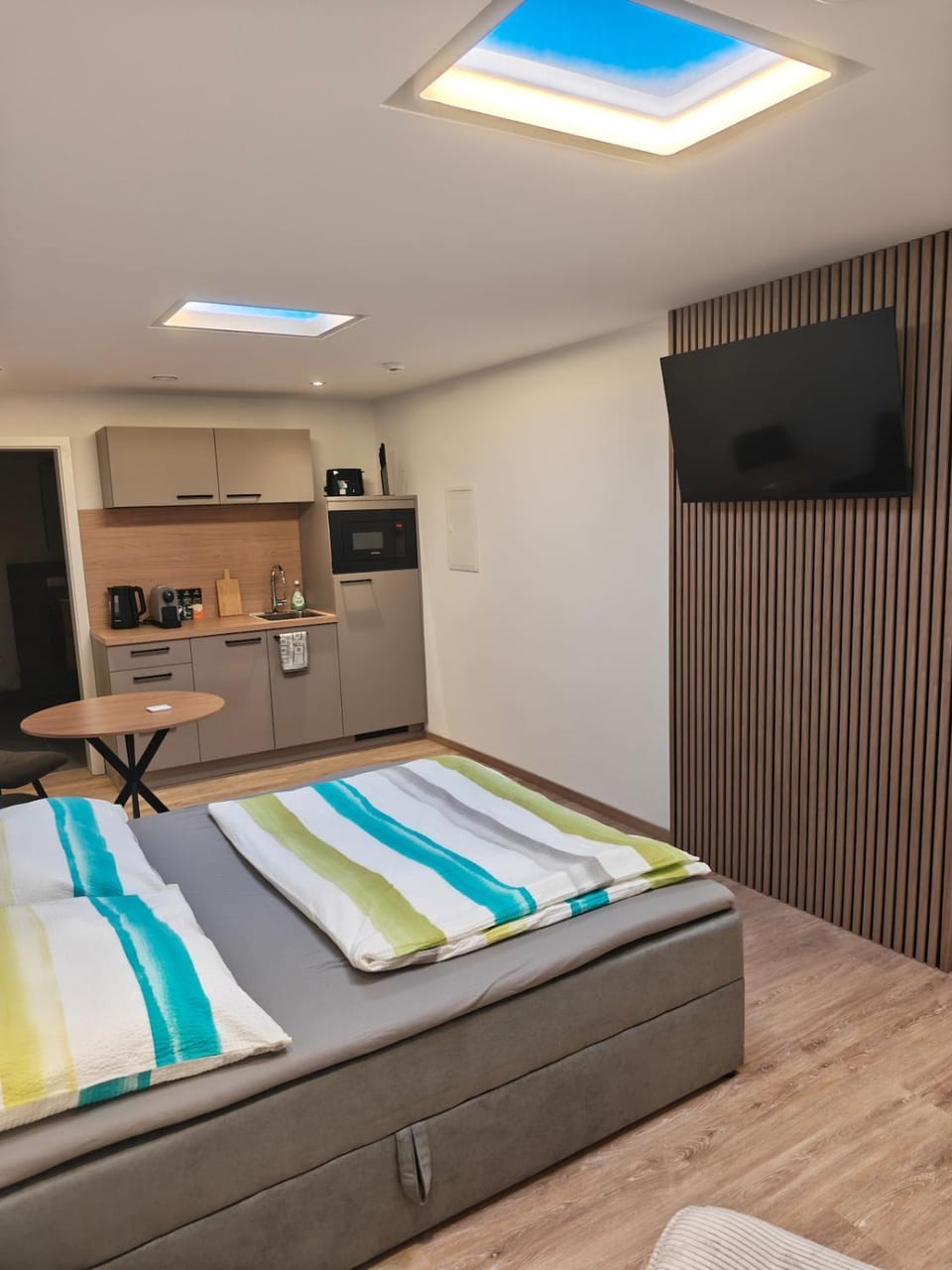 Bed, Kitchen or kitchenette, Photo of the whole room, Bedroom