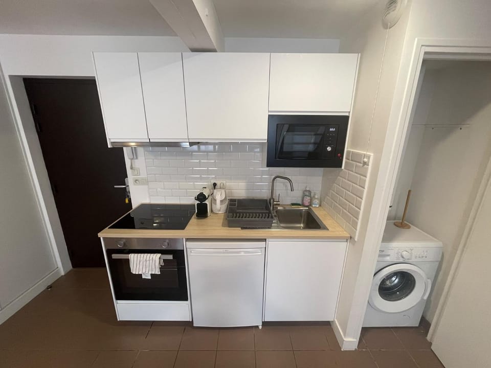 Coffee/tea facilities, Kitchen or kitchenette, stove, washing machine