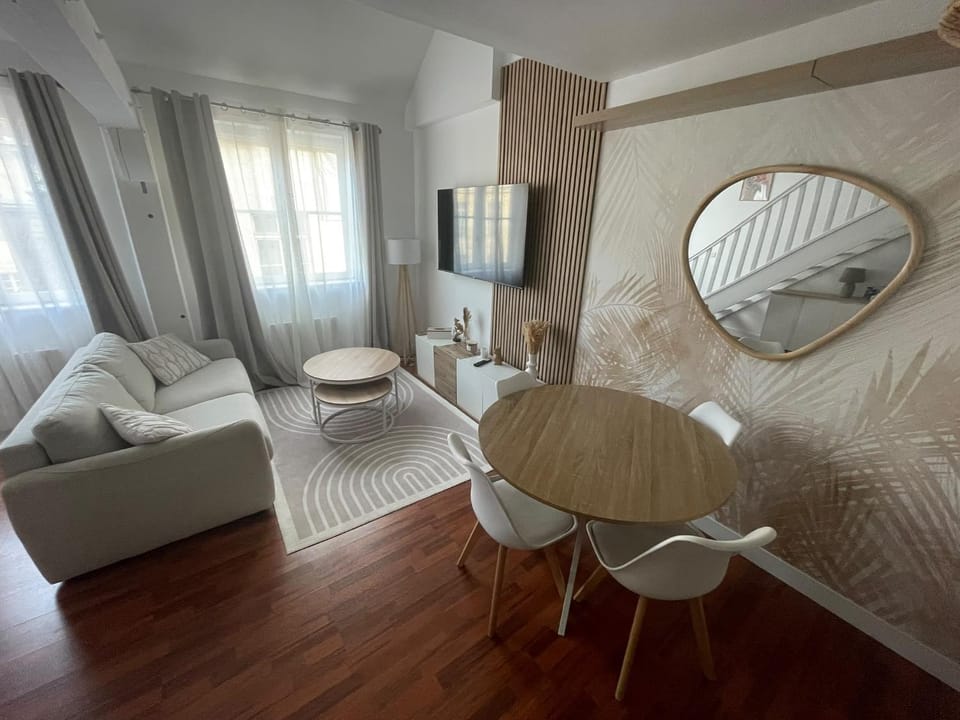 TV and multimedia, Living room, Seating area, Dining area