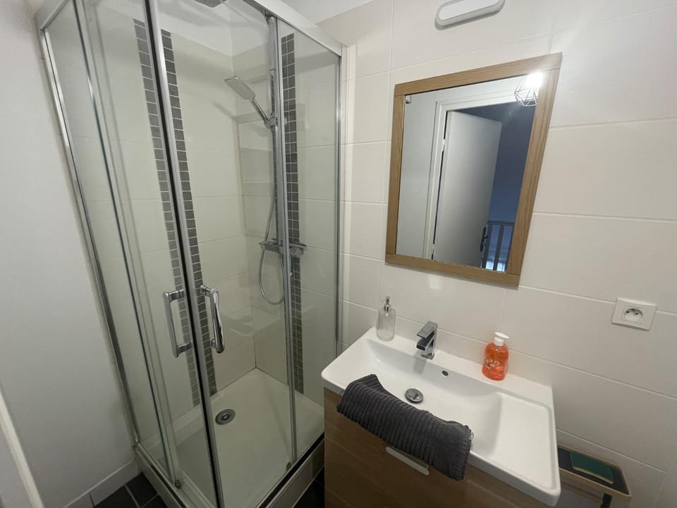 Shower, Bathroom, towels