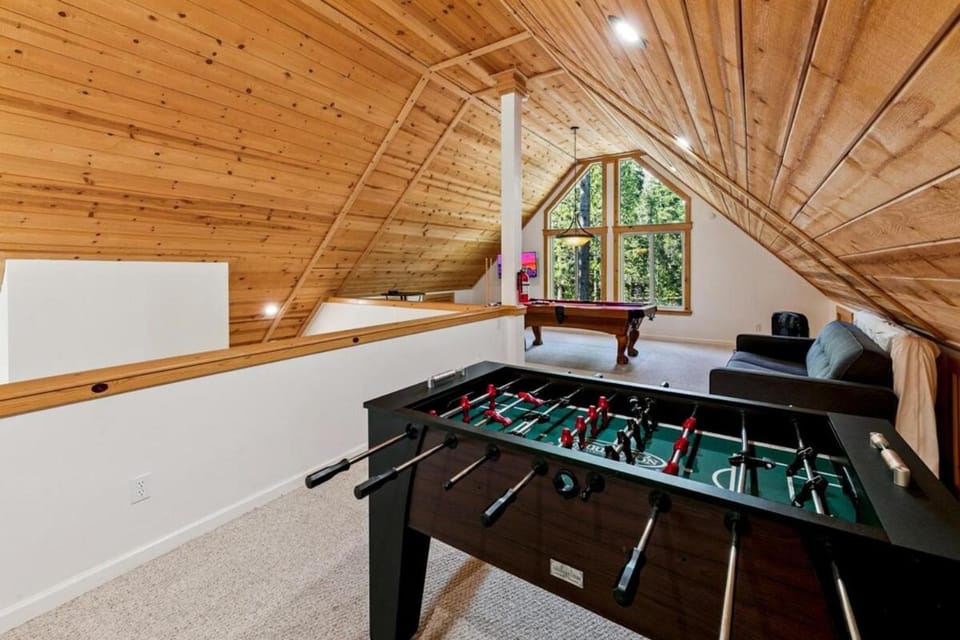 11 Beds Game Room Walk to Pools and Hot Tub House in Truckee