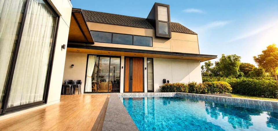 Property building, Day, Balcony/Terrace, Pool view, Swimming pool, Swimming pool