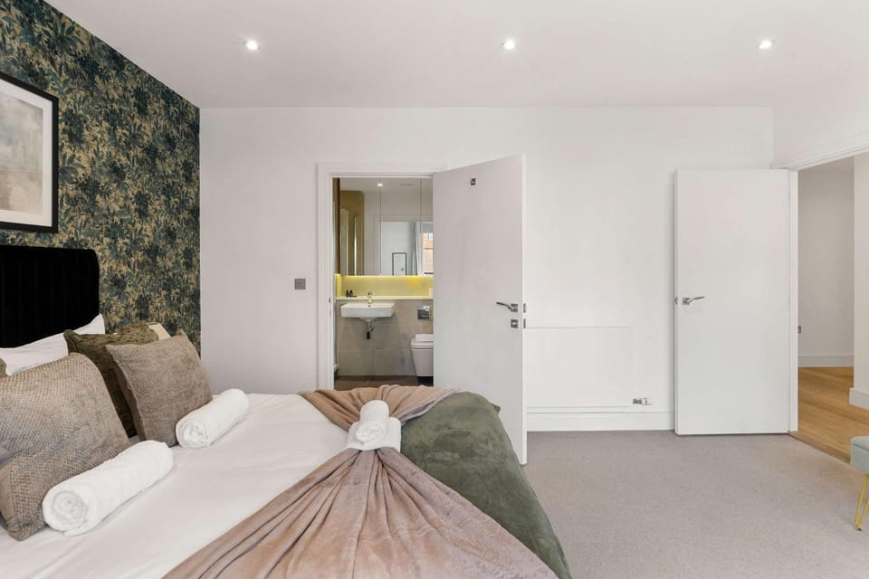 Stylish 3BR Near Borough Market Sleeps 6 Apartment in London Borough of Southwark