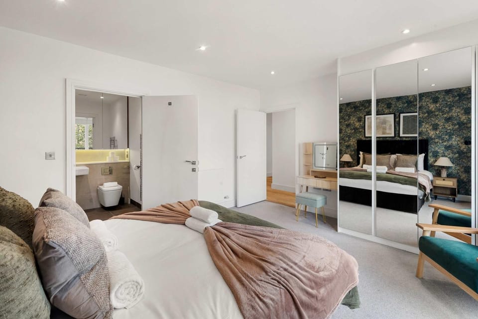 Stylish 3BR Near Borough Market Sleeps 6 Apartment in London Borough of Southwark