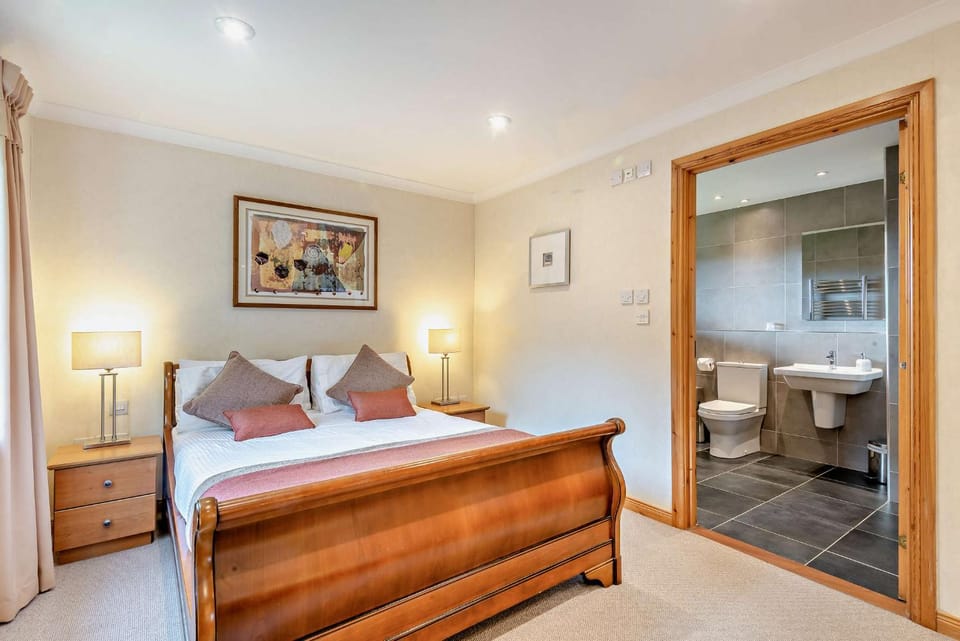 Toilet, Bed, Bathroom, Living room, Photo of the whole room, Seating area, Bedroom, towels