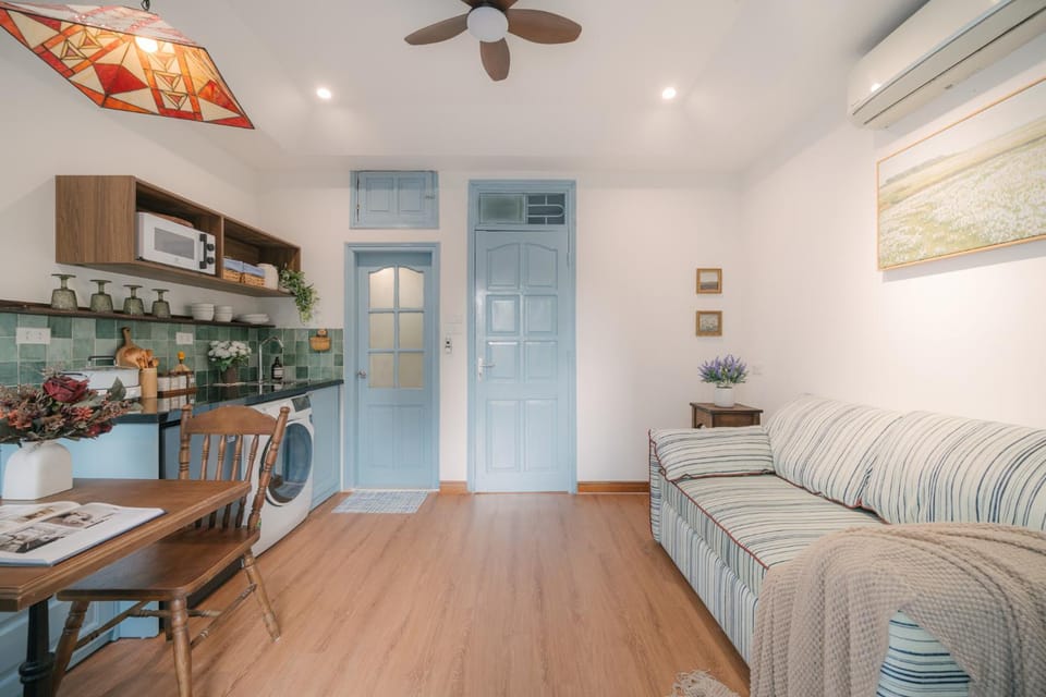 The Blue Door, 2BR 3Bath , FREE Washer-Dryer Apartment in Hanoi
