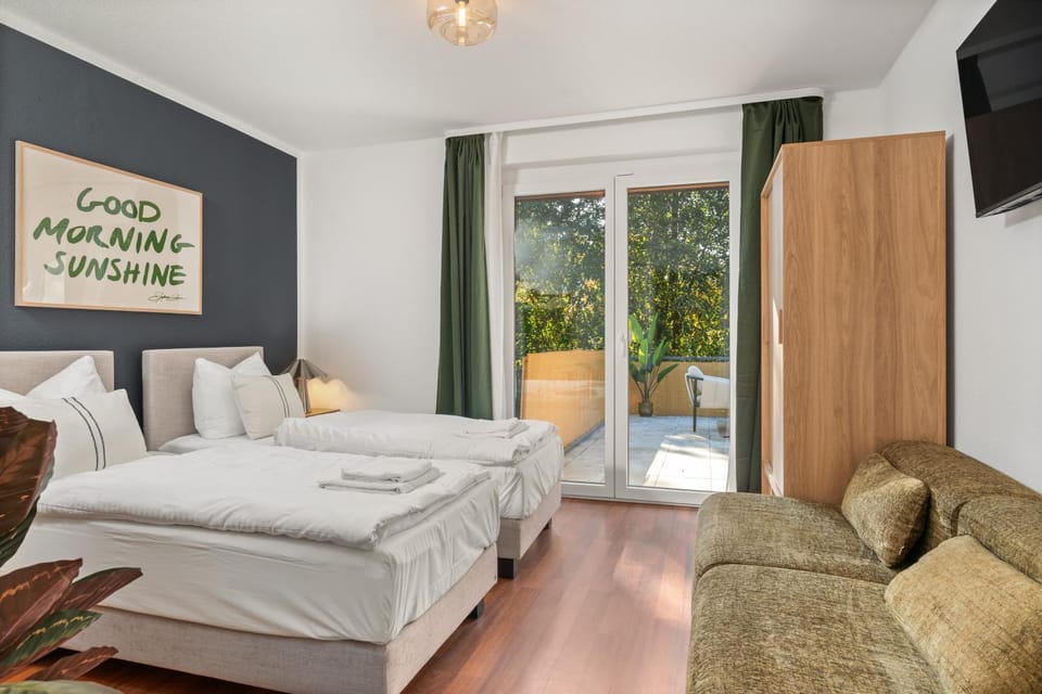 Bed, TV and multimedia, Photo of the whole room, Seating area, Bedroom, towels, wardrobe