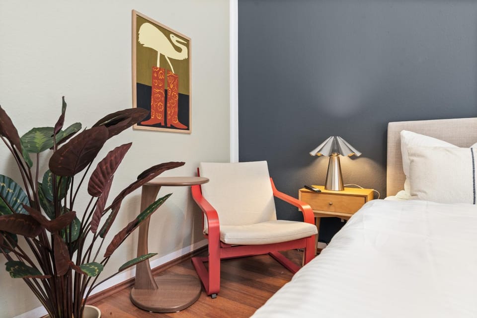Bed, Photo of the whole room, Decorative detail, Seating area, Bedroom