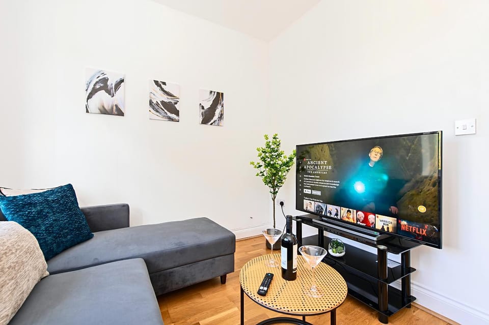 Ealing 3BR 3BA Flat with Parking, 10 mins to Station Apartment in London Borough of Ealing
