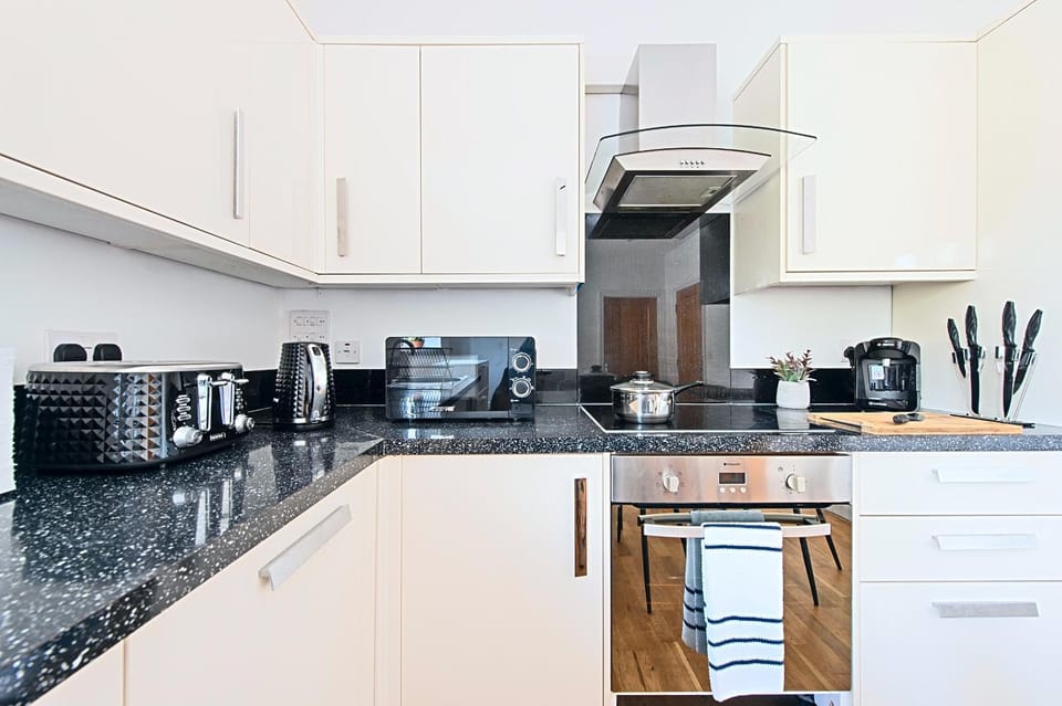 Ealing 3BR 3BA Flat with Parking, 10 mins to Station Apartment in London Borough of Ealing