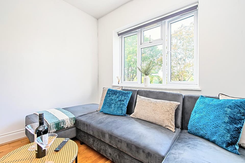 Ealing 3BR 3BA Flat with Parking, 10 mins to Station Apartment in London Borough of Ealing