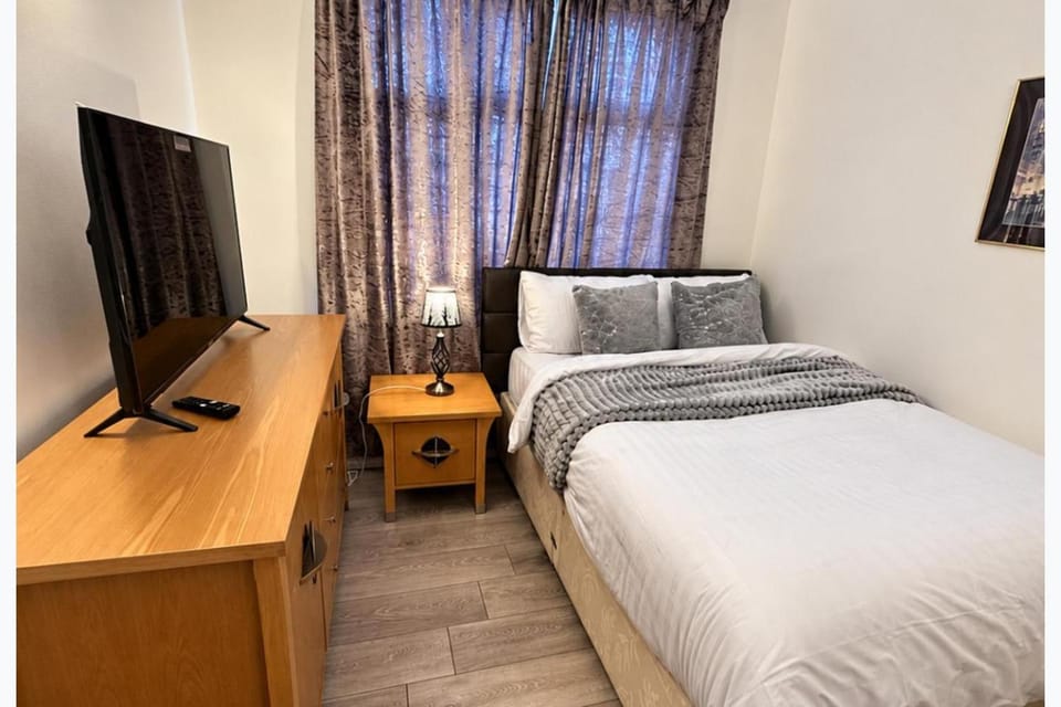 Bed, TV and multimedia, Photo of the whole room, Decorative detail, Bedroom