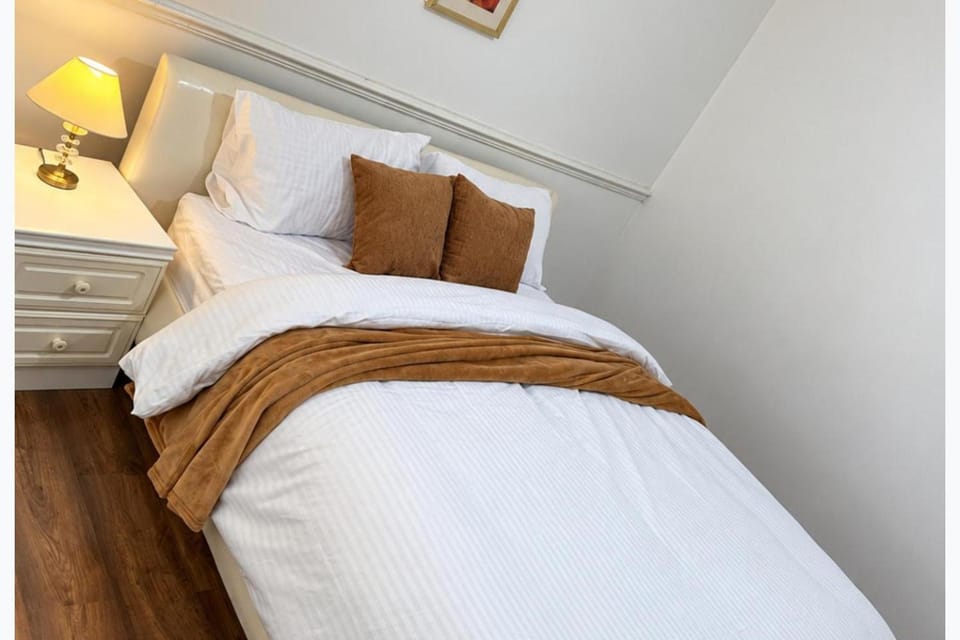 Bed, Photo of the whole room, Decorative detail, Bedroom, wardrobe