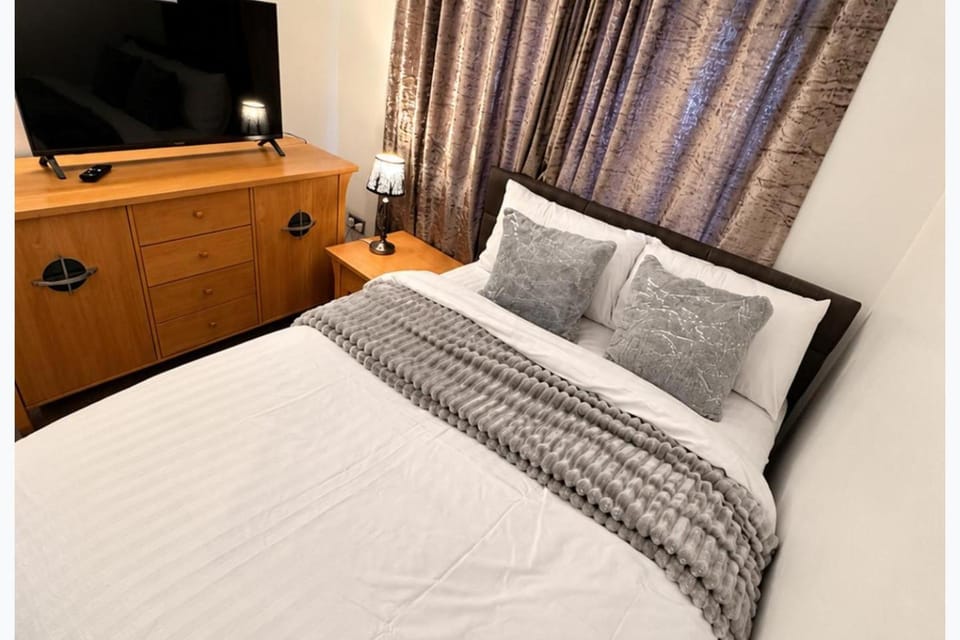 Bed, TV and multimedia, Photo of the whole room, Decorative detail, Bedroom