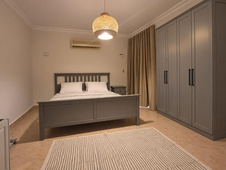 Photo of the whole room, Bedroom, wardrobe