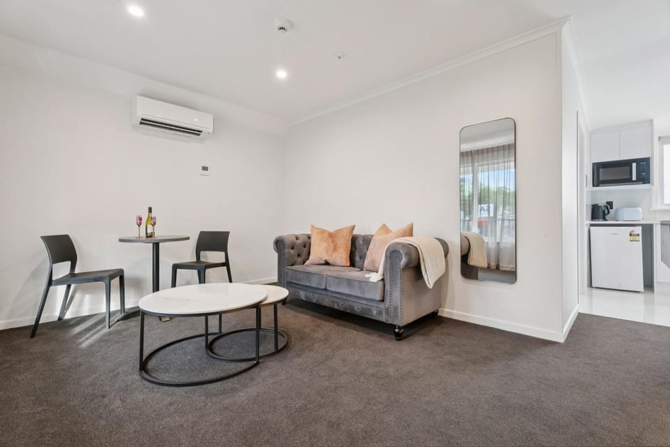 Living room, Dining area, air conditioner