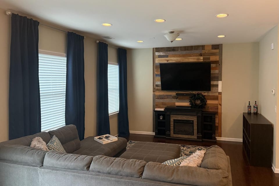 Butterfly Place: Serene, Wooded, Comfy Living MTR House in Lake Wylie