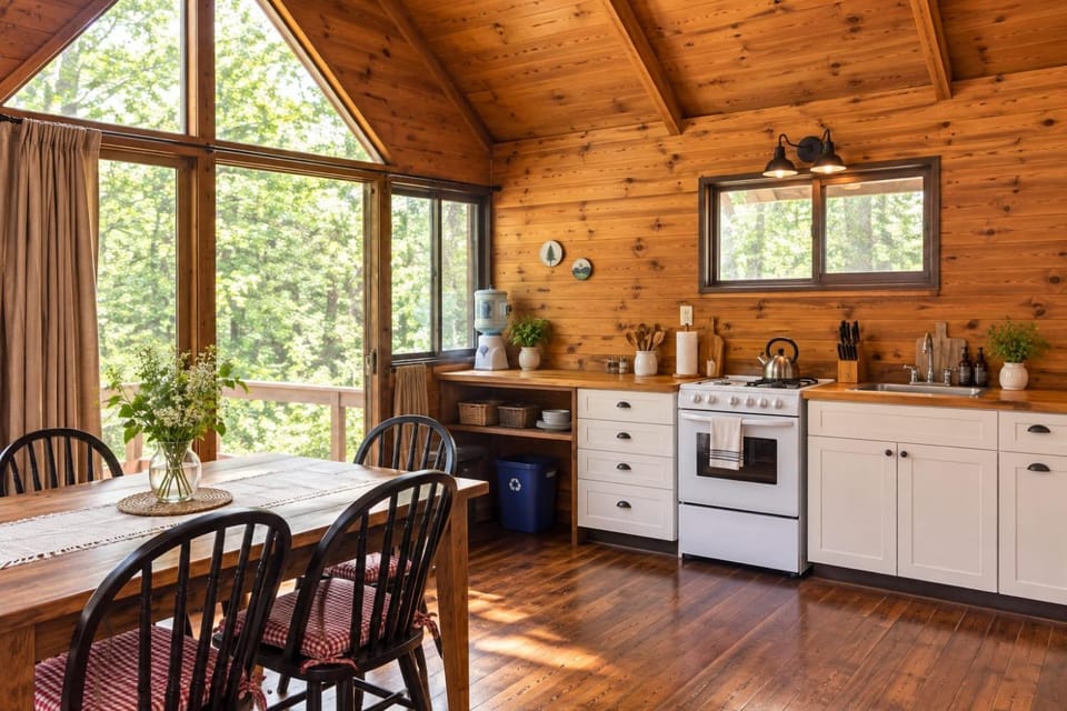 Kitchen or kitchenette, Dining area, dishwasher, minibar, oven, stove