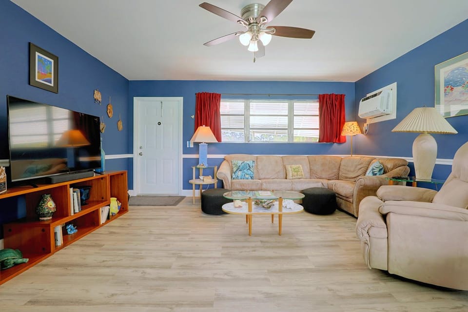 Deck, Boat Dock, Canal Access! Lower Keys Retreat House in Sugarloaf Shores