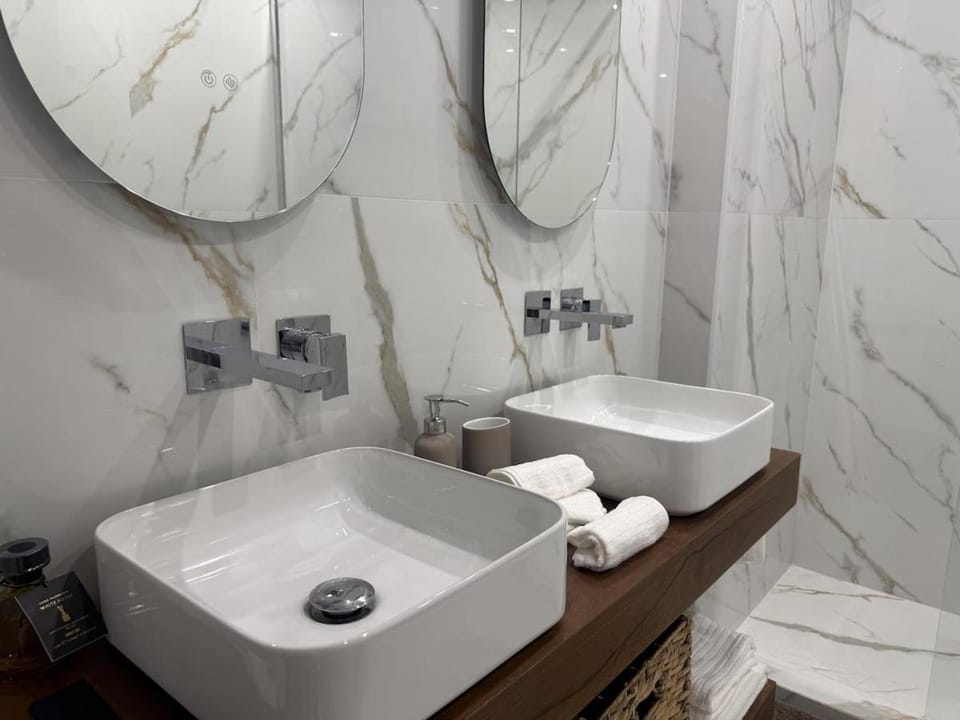 Casa Raffa Calacatta 2 bedrooms, fiber Wi-Fi, Center City Apartment in Turin