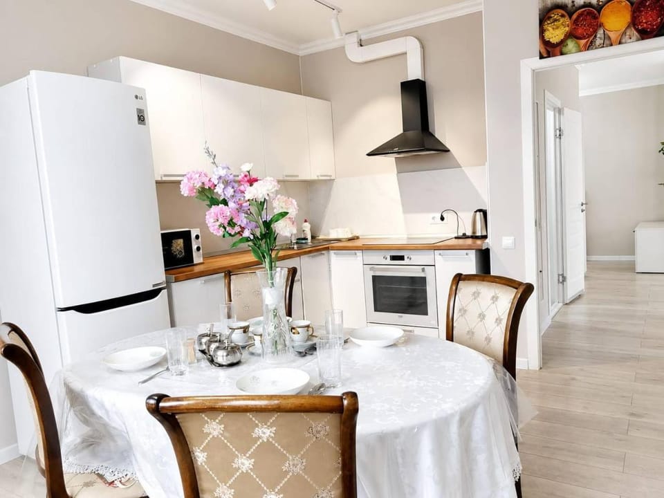 Kitchen or kitchenette, Dining area