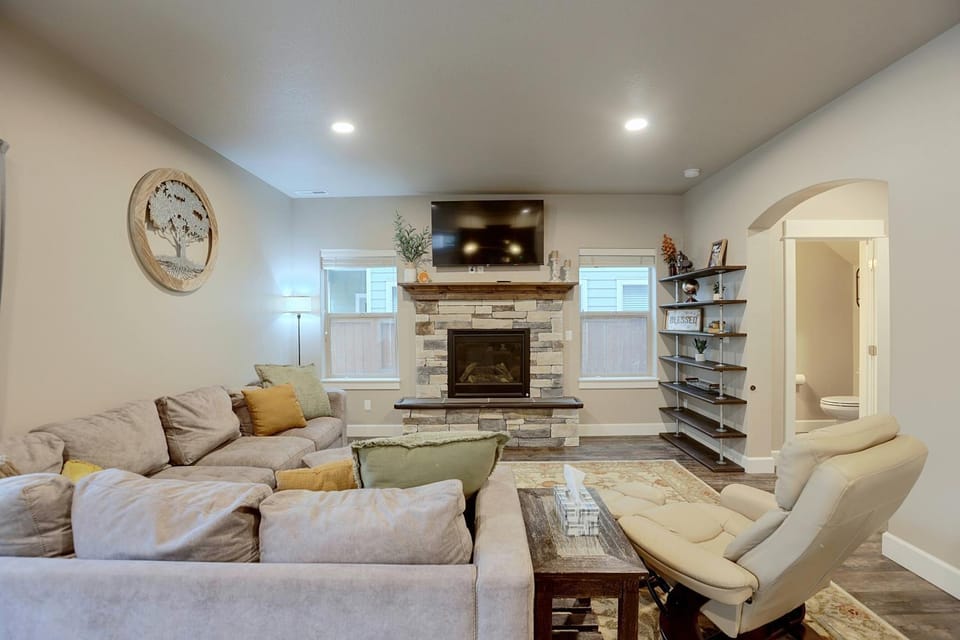 Large Deck, Yard! Spacious Bend Home 5 Mi to Dtwn House in Bend