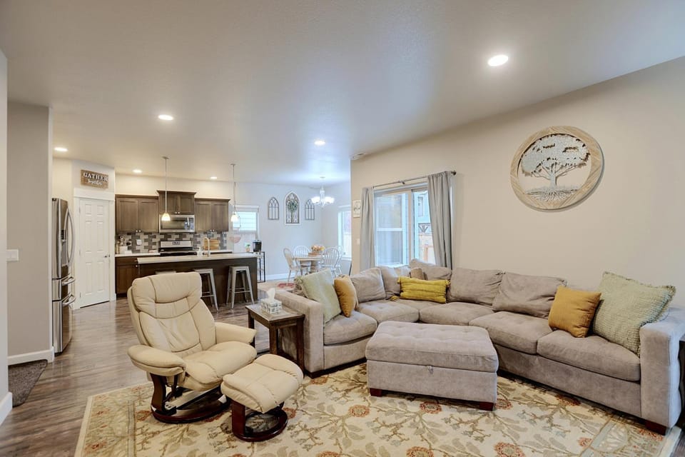 Large Deck, Yard! Spacious Bend Home 5 Mi to Dtwn House in Bend