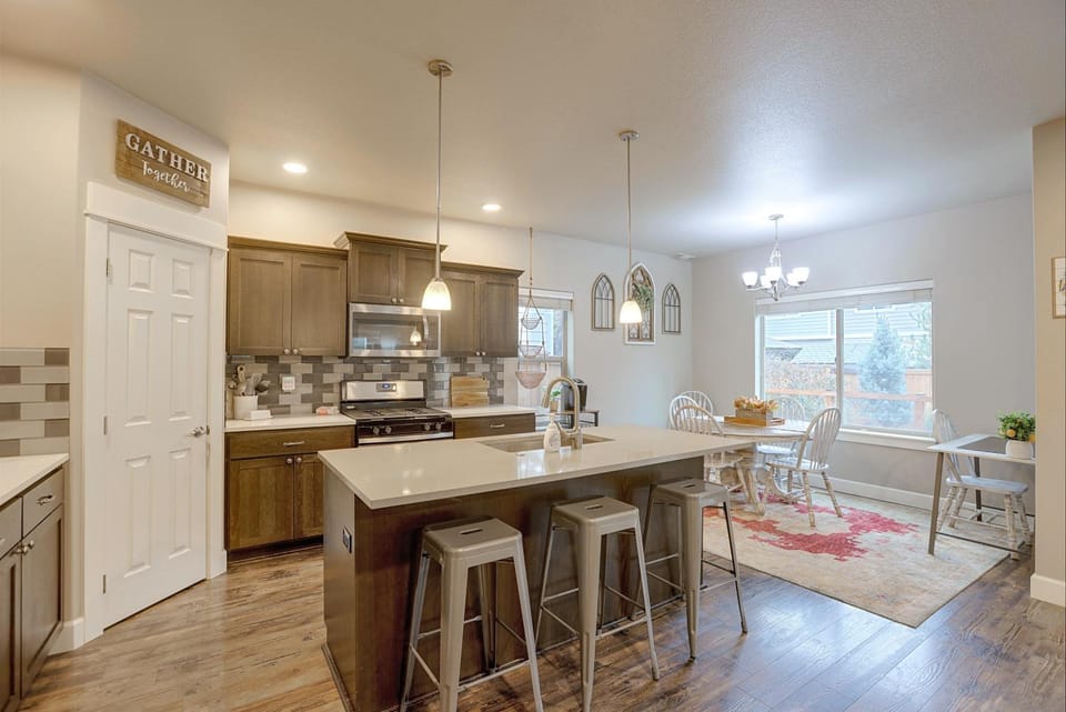 Large Deck, Yard! Spacious Bend Home 5 Mi to Dtwn House in Bend