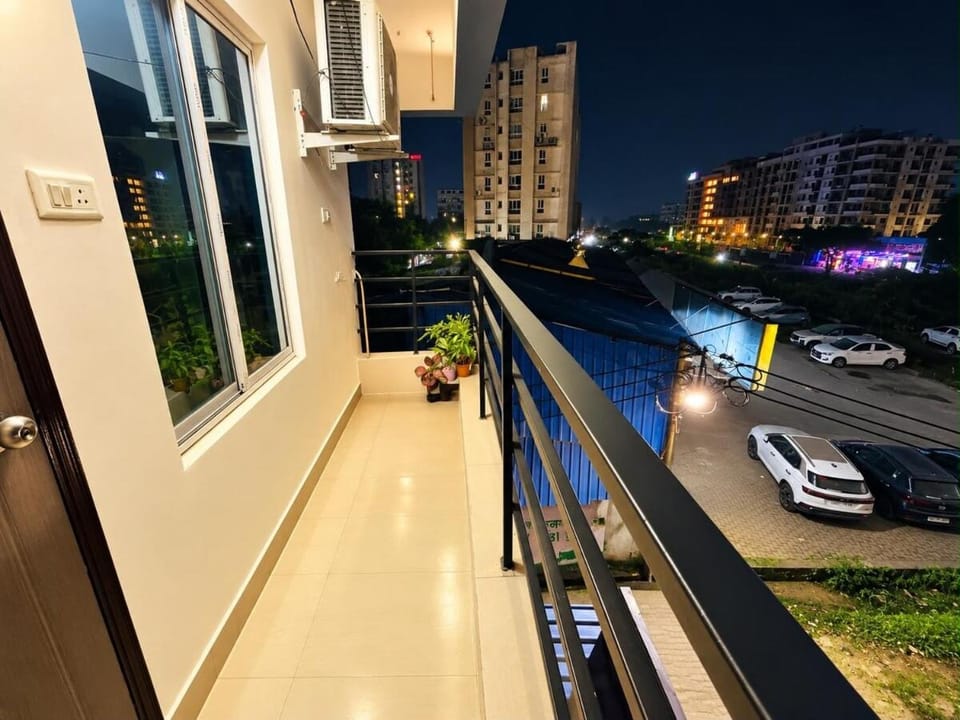 Cozy 2 bhk with 2 washrooms near Airport nd CC2 Apartment in Kolkata
