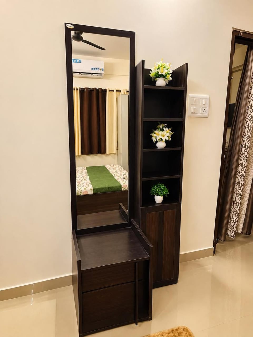 Cozy 2 bhk with 2 washrooms near Airport nd CC2 Apartment in Kolkata