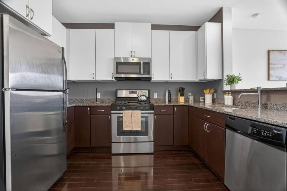 Kitchen or kitchenette, dishwasher, stove