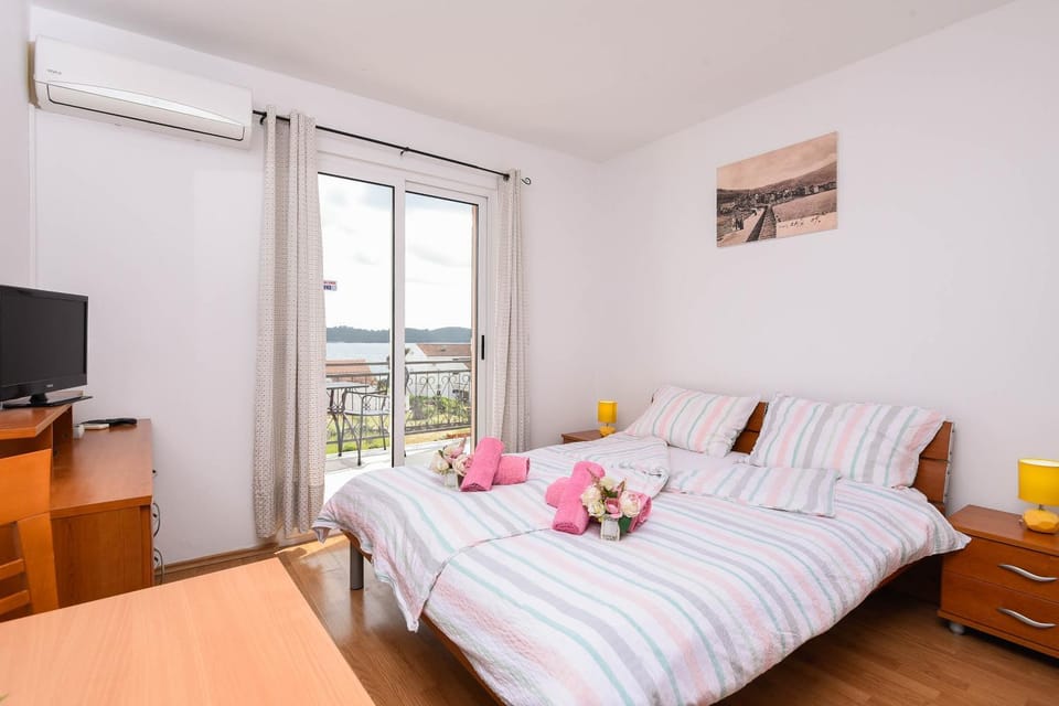 TV and multimedia, Photo of the whole room, Bedroom