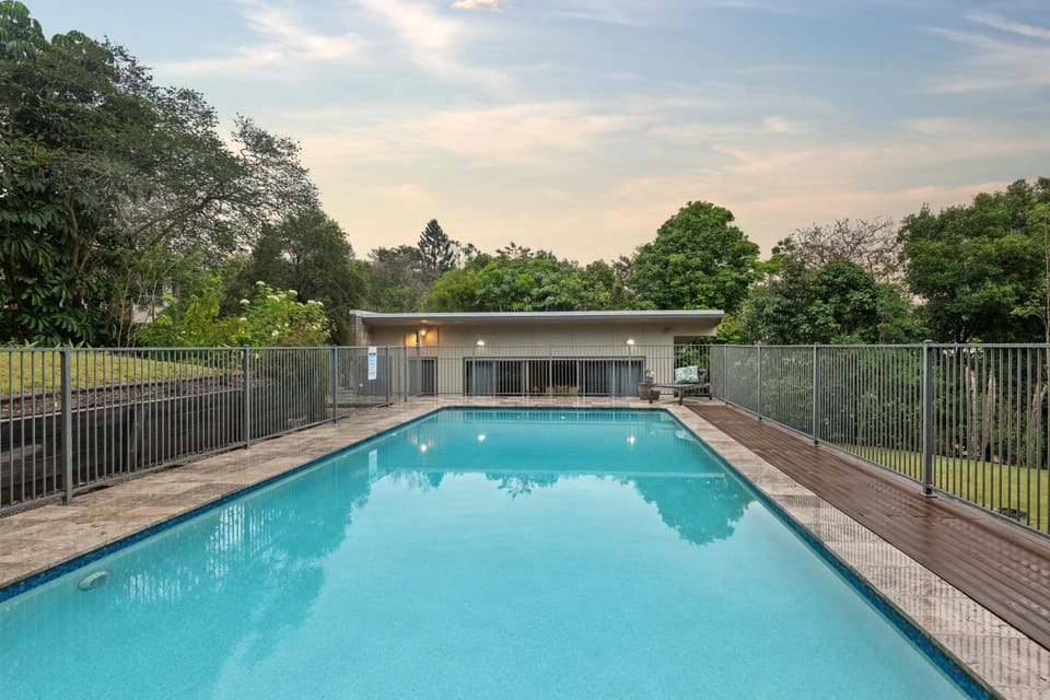 Day, Pool view