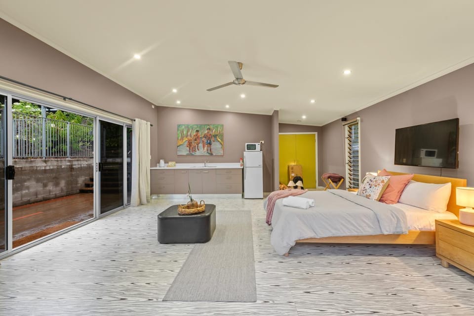 Bed, Living room, Seating area