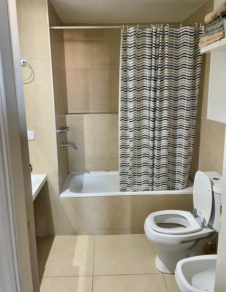 Shower, Toilet, Bathroom, Bath, bidet, towels