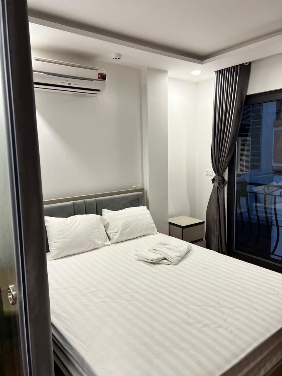 Bed, Bedroom, air conditioner