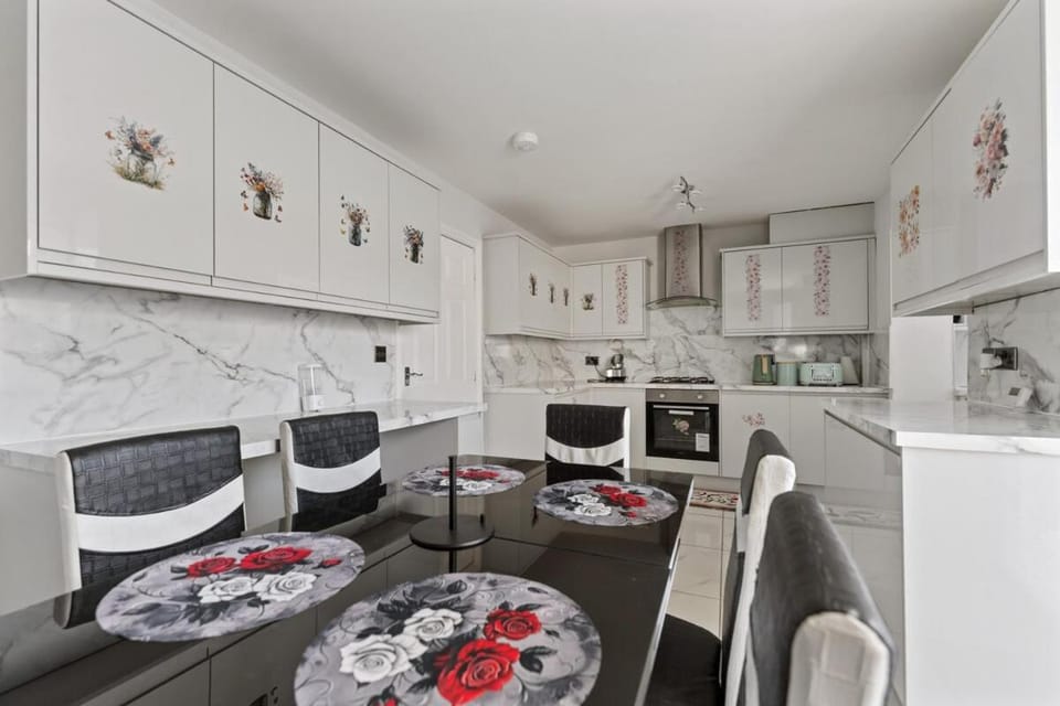 Kitchen or kitchenette, Dining area, oven, stove, toaster