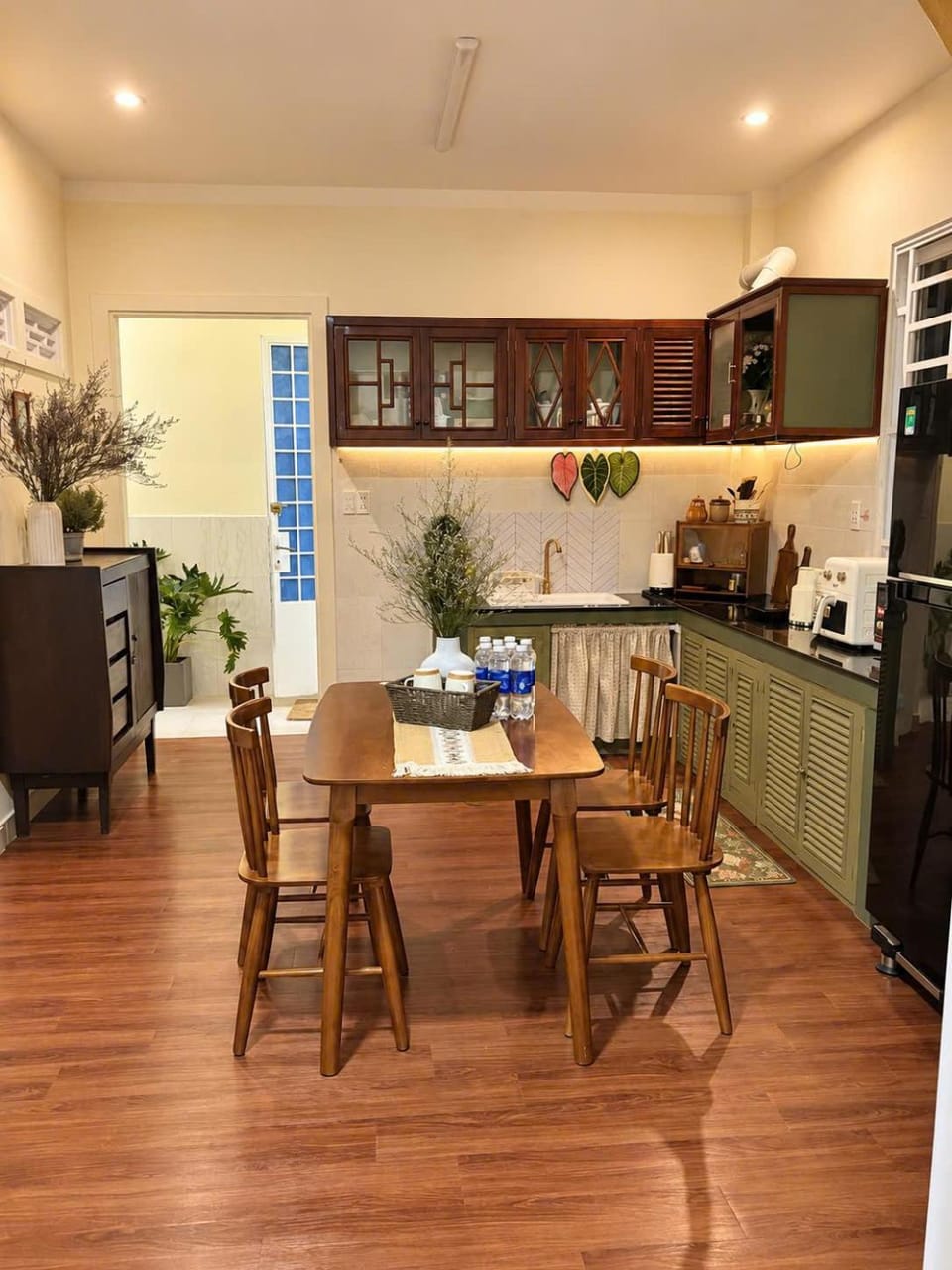 Coffee/tea facilities, Kitchen or kitchenette, Seating area, Dining area, dishwasher, minibar, oven, pet friendly, stove, toaster