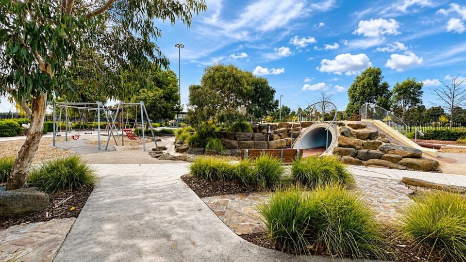 Near Craigieburn Central 5B House in Melbourne