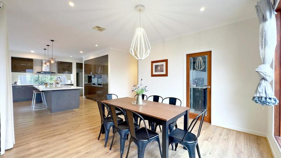 Near Craigieburn Central 5B House in Melbourne
